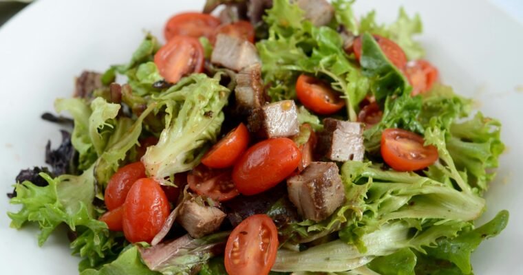 Fresh Rocket Salad with Cherry Tomatoes & Tender Diced Beef