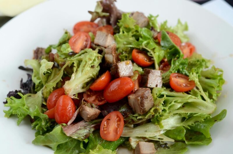 Fresh Rocket Salad with Cherry Tomatoes & Tender Diced Beef
